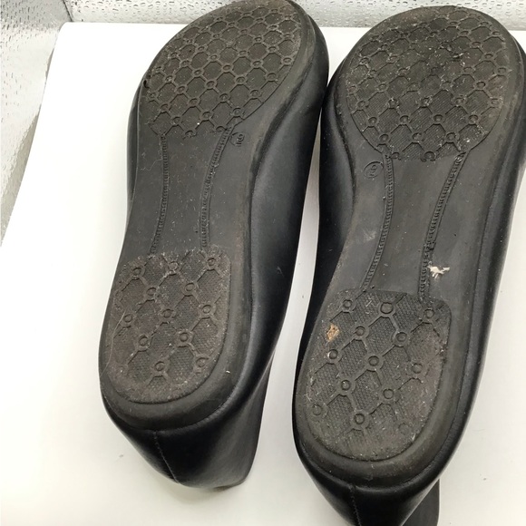 Bella Marie Black Very Comfortable Flats. In size 9 - Picture 2 of 5